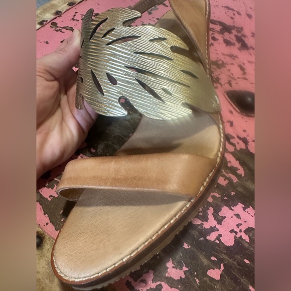 TOMMY BAHAMA Gold leaf leather wedge sandal sz 9 - Picture 10 of 11